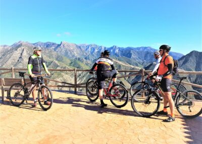 Mountainbiken in Andalusië, genieten van het uitzicht in natuurpark
