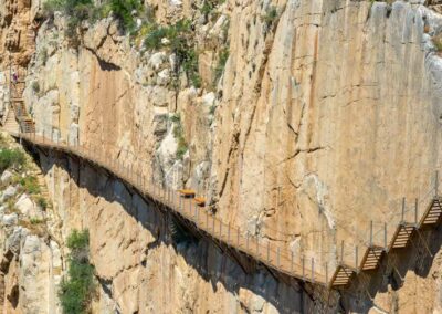 Aan de rotswand vastgemaakt wandelpad van de Caminito del Rey wandeling